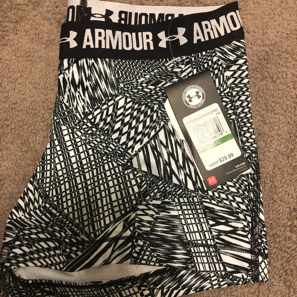 NWT Black/White Under Armour shorts size Large